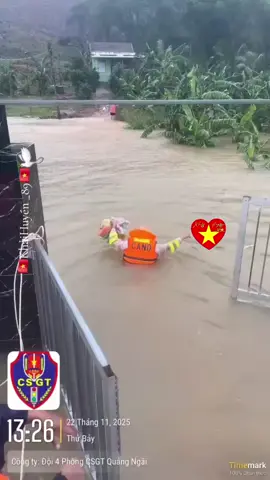 Hình ảnh truyền về từ vùng ngập sâu tại tỉnh Đắk Lắk  ---- ✅Hôm nay, Tổ công tác của Phòng CSGT Quảng Ngãi đã tiến hành cứu trợ phát nhu yếu phẩm nước uống, thức ăn cho 52 hộ gia đình và 217 người tại xóm Tân Đạo, khu dân cư Đồng Thạnh, phường Đông Hoà, tỉnh Đắk Lắk bị cách ly hoàn toàn 05 ngày với bên ngoài. Người dân phải uống nước giếng và không có thức ăn. Bà con rất vui mừng và cảm động vì sự hỗ trợ kịp thời của lực lượng Công An.👮👮🇻🇳🇻🇳#mưa #lũlụt #congannhandanvietnam👮‍♀️ #quangngai #daklak 