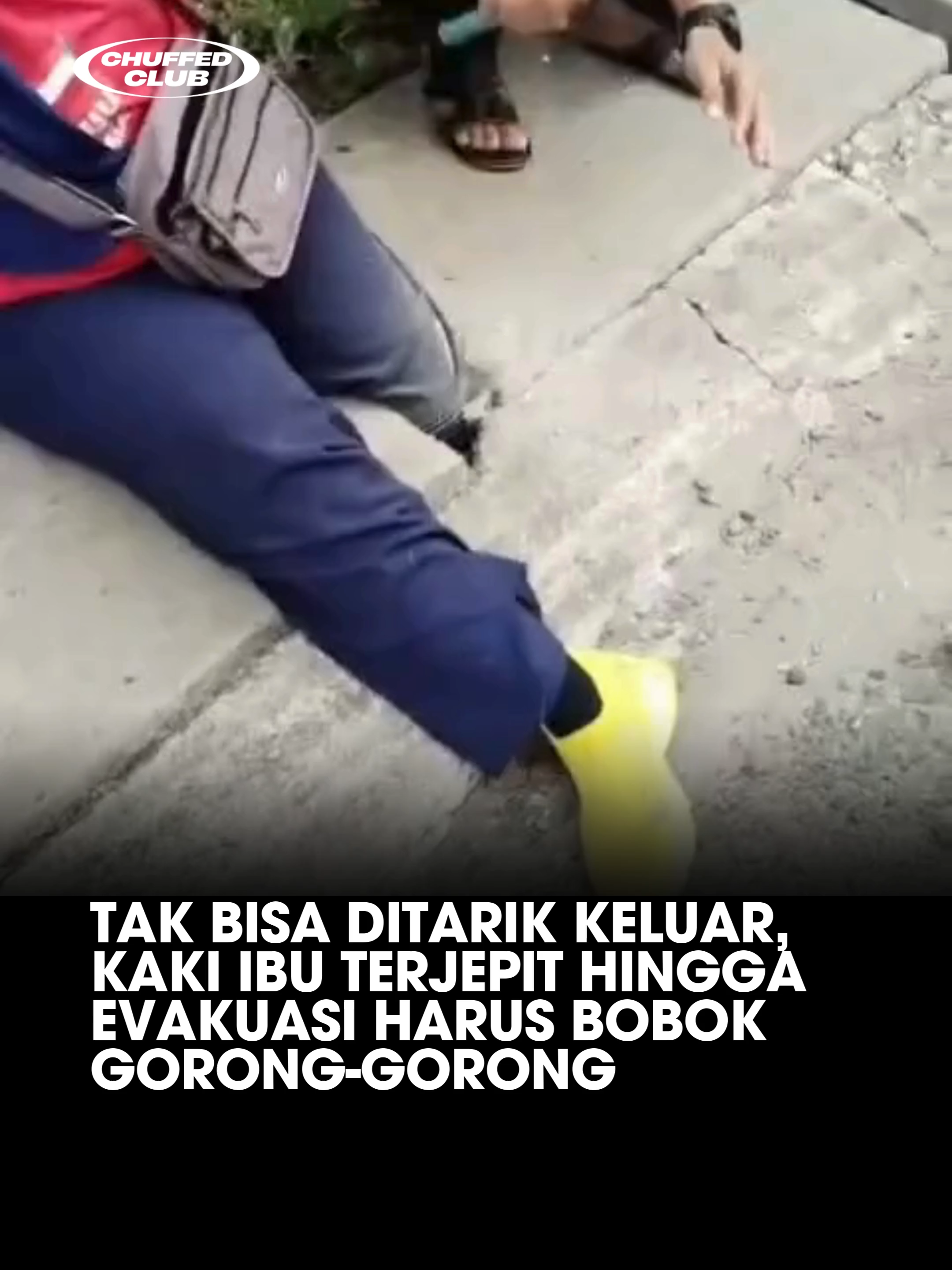 “Tak Bisa Ditarik Keluar, Kaki Ibu Terjepit hingga Evakuasi Harus Bobok Gorong-Gorong” Insiden mengerikan terjadi ketika seorang ibu terjatuh dan kakinya terjepit di dalam gorong-gorong hingga tidak bisa ditarik keluar. Petugas terpaksa melakukan langkah ekstrem: membobok atau memecah struktur gorong-gorong demi membebaskan korban. Operasi penyelamatan seperti ini memperlihatkan betapa rumitnya evakuasi jika fasilitas umum tidak didesain aman. Kejadian ini menjadi pengingat penting soal keselamatan ruang publik. Banyak saluran air, gorong-gorong, dan utilitas jalan yang belum memiliki pengaman memadai, sehingga warga—terutama anak-anak dan lansia—berisiko mengalami kecelakaan serupa. #EvakuasiDarurat #KeselamatanPublik #IsuKota #KejadianViral #FYPIndonesia