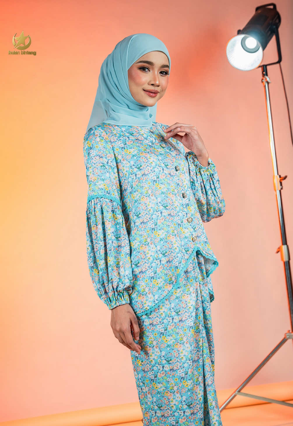 Definitely not your regular kurung. Emily is here to give you an effortlessly gorgeous look 💗 #bulanbintangsisters 