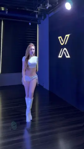 Vốn dĩ cuộc đời cũng chỉ là một cuộc chơi? #daynhay #xuhuong #viral #dancebar #fyp 