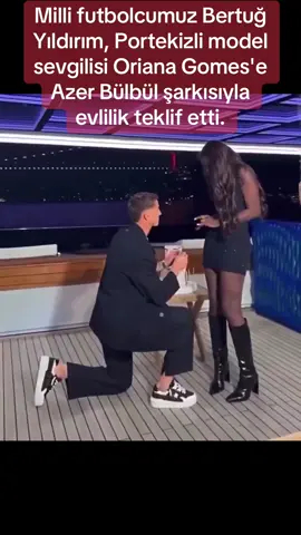 Milli futbolcumuz Bertuğ Yıldırım, Portekizli model sevgilisi Oriana Gomes'e Azer Bülbül şarkısıyla evlilik teklif etti.#SonDakika #gündem #keşfet #keşfetbeniöneçıkar #gündemhaberler 