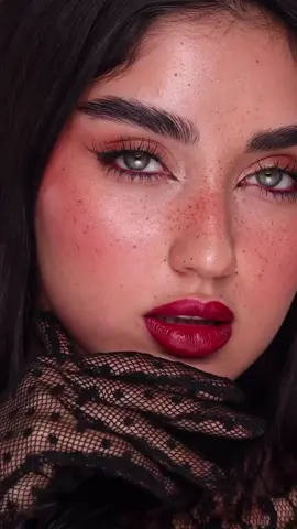 A touch of warmth to kick off the holiday season ✨ Soft warm-toned eyes, glowing skin with delicate freckles, and deep berry lips for a bold, elegant finish. A simple yet striking look… perfect for late-November nights and the start of festive vibes ❤️🎄#makemefamous #christmas #مكياج #دبي #قطر 