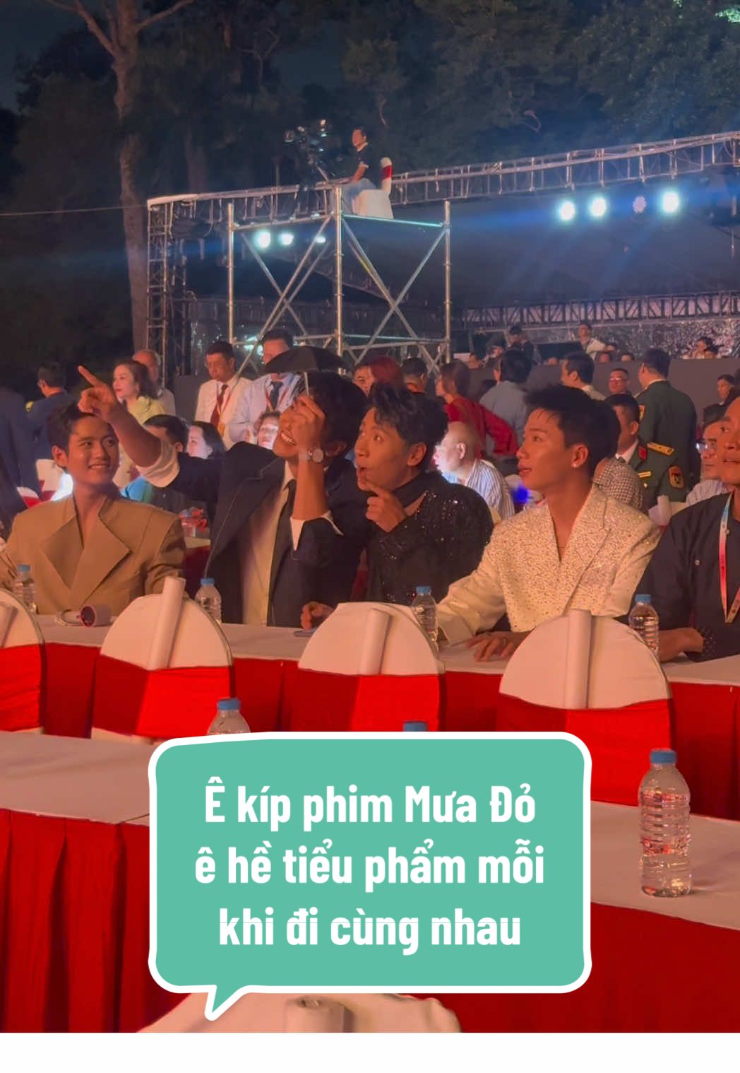 Trời mưa có xíu mà mấy ảnh diễn được chục tiểu phẩm luôn rồi á #donhathoang #dinhkhang #muado #stevennguyen #lienhoanphimvietnam2025