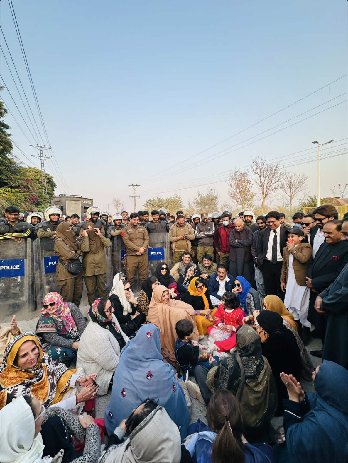 علیمہ خان کے ساتھ اڈیالہ جیل کے باہر موجود۔ #pti #pti_zindabad #imrankhan #imrankhanpti #imrankhanzindabad 