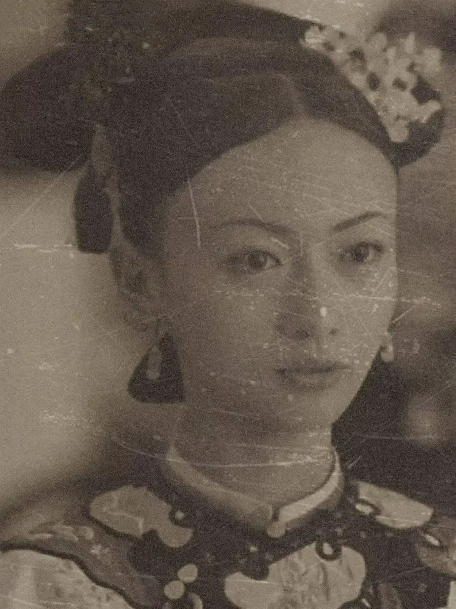 #她常年專寵，10年懷孕7次，生了6胎，卻沒有一個孩子能留在自己身邊，每生1個孩子，乾隆就送走1個孩子，從不讓她自己養。   她就是清朝地位蕞低的皇后，“令妃”魏佳氏，之所以這麼說，是因為她身前蕞高的位份只是皇貴妃，死后才被乾隆追封為“孝儀純皇后”。   她的一生簡直就是一部宮女開掛史。   乾隆6年，她進宮當了灑掃宮女，說白了，這是個干粗活的崗位。可她運氣好，被分到富察皇后身旁，也因此多了很多和乾隆偶遇的機會，一來二去，就成了乾隆的“貴人”。   位子還沒坐熱乎，乾隆就又提拔她變成嬪，從一個干粗活的小宮女一下子變成一宮主位。   乾隆好色，又愛附庸風雅，沒事總愛寫寫詩。為了討好乾隆，她就把乾隆的詩全部學了一遍，還找了教書先生給自己傳授文化課，為了保持身段，她又跑去學了昆曲、學舞蹈。   在這樣的攻勢下，乾隆被全方位拿下。三年后，她成功變成了“令妃”，別人幾十年都到不了的位置，沒家世、沒生娃的她只用了三年，晉升速度之快，令人咋舌。   “令”，出自《詩經·大雅》中的“如圭如璋，令聞令望”，是十分美好的意思，可見當時的乾隆，對她是真的喜愛。 自從當上了令妃，她的娘家也開始被偏愛。乾隆愛屋及烏，把她的娘家從正黃旗包衣管領挪到包衣佐領，她的家族也徹底脫離奴才的戶籍，變成管理層戶籍。   1756年，29歲令妃生下了人生的第一個孩子，是乾隆的七公主。乾隆一看，公主真可愛，直接把她送給了巴林氏撫養。   此后，令妃開始瘋狂懷孕，10年時間懷孕7次，生了6胎。乾隆看她辛苦，每生一胎，就把孩子送去給別人撫養。   繼后烏拉那拉氏被禁足之后，已經成為皇貴妃的魏佳氏，直接掌控后宮，雖無皇后之名，卻有皇后之實。   至此，魏佳氏完成了她的位分躍遷，升到了頂峰。   不過，因為她是漢人，所以雖然乾隆很寵愛她，但也沒有在她活著的時候將其封為皇后。她皇后的位份，是由她的兒子嘉慶帝登基后追封的，而此時距離她過世，已經過去了整整20年。   她活著的時候，不給她后宮女人蕞渴望的身份，但又給了她實際的權利；生了孩子也不讓她親自撫養，可又讓她不停地生養，也不知道乾隆對她到底是愛還是不愛呢？