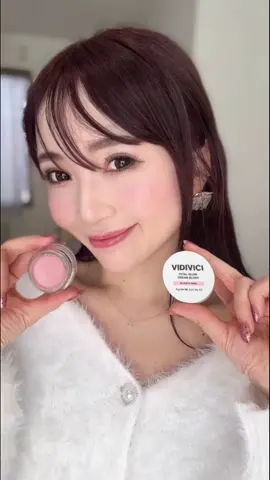 花びらのようにスッと溶け込むフローラルケア発色のクリームチーク🌸 【VIDIVICI】 《ペタルグロウクリームチーク》10 shades 05 ソフティローズ🌹 オリーブヤング1位を獲得したクリームチーク🏆 体温でメルティングし、色とオイルがなめらかにブレンド。重ねても濁らず自然ににじみ出るクリアな発色が花びらのよう✨ 軽く薄いオイルテクスチャーとバームポリマーが肌にフィルムを形成。長時間続くなめらかで光沢感のある仕上がりに♡ 植物オイル3種、トコフェロール、D-パンテノール配合でヨレにくく心地よく深い保湿力を提供してくれます🫶🏻 どんなに重ねても花びらのようにふんわりと発色してくれるので血色感出したい部分に簡単にON出来ちゃう💞 お肌が乾燥した日中のメイク直しにも最適💋 是非チェックしてみて下さいね💫 @vidivici.jp @vidivici.official、 #PR  #ビディビーチ　 #パウダールームプレゼント #VIDIVICI #花びらチーク　