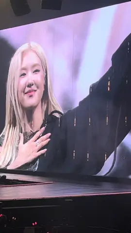 Filo Blinks singing Number One Girl because our number one girl has a cold 🥺 #deadlineworldtour #deadline_in_bulacan #Rosé #blackpink #roses_are_rosie 