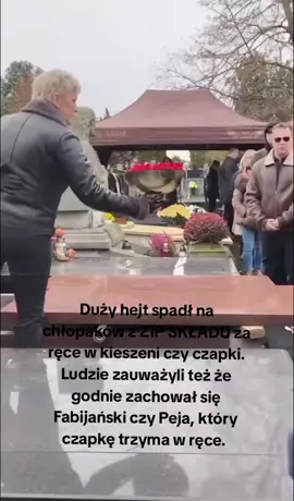 Duży hejt spadł na chłopaków z ZIP SKŁADU za ręce w kieszeni czy czapki. Ludzie zauważyli też że godnie zachował się Fabijański czy Peja, który czapkę trzyma w ręce. 