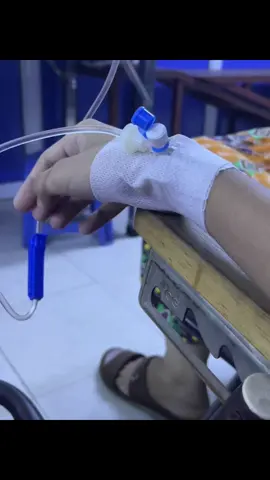 အစပ်တွေကိုလျော့စားကြပါ ပြည့်က ဗုဒ္ဓဟူးနေ့က ဗိုက်တွေအောင့်တယ် ဆရာဝန်က   ပိုးသတ်ဆေးသောက်ခိုင်းတယ် ပြည့်က အရင်ထဲက မစားတဲ့လူဆိုတော့ ဆေးဓာတ်မခံနိုင်ဘူး ပါးစပ်ထဲမှာ ငါးရေခွံကြော်က မရသာရှိလို့ဆိုပြီး စားလိုက်တာနောက်နေ့မနက် ကျောင်းသွားတော့ ဆရာမတွေက ဆေးပူလိမ်းပေးတယ် အူတက်ရှောင်တာ ကိုယ့်ကို မသိခဲ့ဘူး ညနေပိုင်းကြ ဆေးခန်းပြတော့ အူတက်ရှောင်တာ အဲ့မှာ ဆေးတွေသွင်းတယ် ၄ပုလင်း သွင်းနေရင်းနဲ့ ဗိုက်က အောင့်နေတာ ညဘက်ကြတော့လဲ ဗိုက်က အောင့်တယ် မနက်ပိုင်းကြ ခွဲလိုက်တော့တဲ့ဆိုတော့ ခွဲလိုက်ရပါတယ်🙏တစ်ခါတစ်လေ သေး”လေးက အကြီး”ဖြစ်တာ အားလုံးကျန်းမာရေး ဂရုစိုက်ပါနော်❤️‍🩹