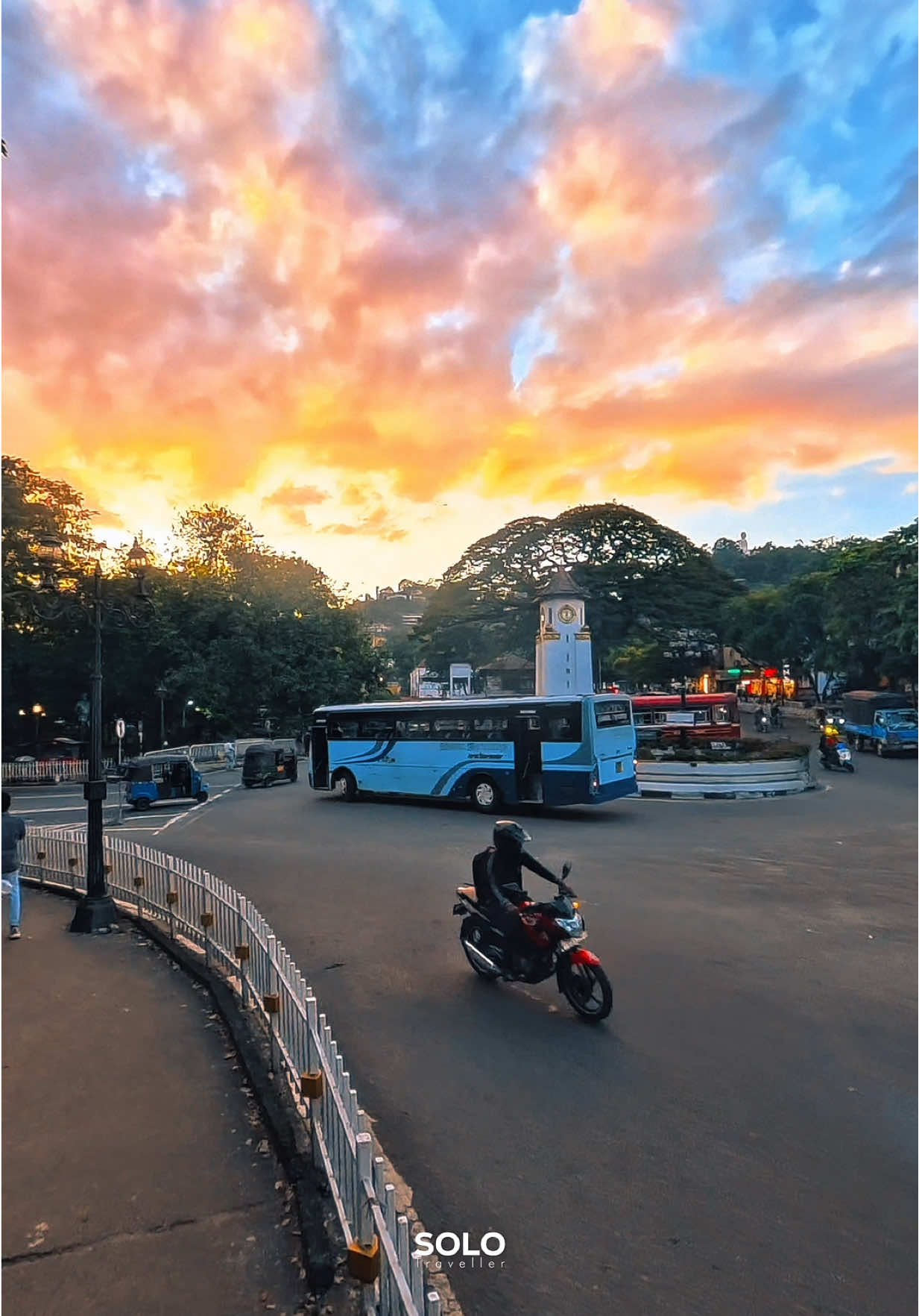 Kandy 🤍 | සමහර හමුවීම් තියෙනවා ජිවිතේ කවදාවත් අමතක කරන්න බැරි, මට ඔයාව වගේ 😥🥺 | #kandy #goldenhour #memories #solotraveller #visitsrilanka🇱🇰 