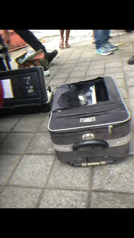 Penemuan Koper Mencurigakan di Depan Salon Dewi Beauty, Polsek Denpasar Utara Gerak Cepat Lakukan Penanganan Denpasar – Kepolisian Sektor Denpasar Utara bergerak cepat menindaklanjuti laporan masyarakat terkait penemuan sebuah koper mencurigakan di depan Salon Dewi Beauty, Jalan Seroja, Kelurahan Tonja, Kecamatan Denpasar Utara, Kota Denpasar, pada Sabtu (22/11/2025) sekitar pukul 10.00 Wita. Peristiwa tersebut berawal ketika pemilik Salon melihat sebuah koper merek Polo Team diletakkan di depan salonnya. Merasa curiga, pemilik salon segera menghubungi pemilik ruko, I Nyoman Gede Setiabudi, untuk menyampaikan temuan tersebut. Atas laporan tersebut, pemilik ruko kemudian berinisiatif melaporkan kejadian itu ke Polsek Denpasar Utara. Setibanya di lokasi, petugas langsung melakukan serangkaian prosedur penanganan standar terhadap temuan barang mencurigakan. Area sekitar lokasi segera diamankan dan dipasang police line untuk menjaga keselamatan warga dan berkoordinasi dengan unit Jibom Brimobda Polda Bali. Menurut Kasi Humas Polresta Denpasar Kompol I Ketut Sukadi dari keterangan para saksi, diperoleh informasi awal terkait keberadaan koper tersebut bahwa salah satu karyawan salon sekitar pukul 08.30 Wita, melihat seorang pria berjaket ojek online memantau area CCTV, kemudian menurunkan koper tersebut di depan tempat bimbingan belajar. Menindaklanjuti laporan tersebut, Polsek Denpasar Utara melakukan langkah-langkah pengamanan TKP dan saat Tim Jibom yang tiba di lokasi langsung melakukan penyisiran dan sterilisasi terhadap koper tersebut. Setelah dilakukan pemeriksaan sesuai prosedur, dipastikan bahwa tidak ditemukan bahan berbahaya maupun benda mencurigakan di dalam koper. Adapun isi koper tersebut yakni 2 buah mika mainan anak-anak dan 2 lembar triplek pintu lemari Dengan hasil tersebut, situasi di lokasi dinyatakan aman dan kondusif. Polsek Denpasar Utara mengimbau masyarakat untuk tetap waspada namun tidak panik, serta segera melaporkan apabila menemukan barang atau situasi yang mencurigakan di lingkungan sekitar. #poldabali #polrestadenpasar #bom #duo #viral 