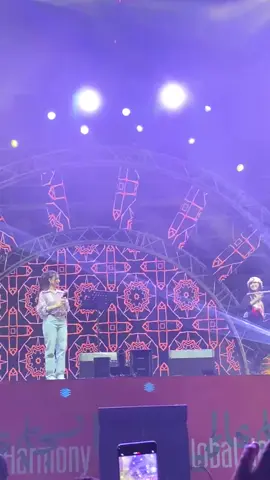 في موسم الرياض 2025 م وتحديداً في حديقة السويدي ، لم تكن “الليلة السورية” مجرد فعالية ، بل كانت انفجار حياة .. موج فرحٍ اجتمع عنده أكثر من 60 ألف مشاهد ، كأنهم قلبٌ واحد ينبض على إيقاع وطن يحتضن الجميع .. السعودية—هذه الأرض التي تعلّم العالم كيف تُصنع المواسم وكيف تُبنى المسارح وكيف ينهض الجمال من كل زاوية—أثبتت من جديد أنها ليست مجرد بلد .. بل مساحة حلم ، وسماء تتسع للجميع ، ويد تمتد للفرح بكل صدق وقوة وإبهار .. حضور الفنانة السورية بيسان إسماعيل لم يكن مجرد صوت يصدح .. بل كان وطناً كاملاً يعانق وطناً آخر .. كانت الليلة السورية في الرياض لوحة انتماء .. عناقاً بين شعبين ، وجسرًا بين حكايات تتشابه في صبرها وتلتقي في جمالها .. وفي زحمة الفرح … نقف نحن أبناء اليمن قليلاً ، بحنين يوجع الروح .. ننظر إلى تلك الاضواء ، إلى ذلك الاحتفال العظيم ، ونسأل قلوبنا : متى تعود أرضنا كما كانت ؟ متى تستيقظ عدن وصنعاء وتعز والحديدة وإب على أصوات الفرح بدل أصوات الغياب ؟ متى تحتفل اليمن كما تحتفل الرياض ، وتغني كما يغني السوريون ، وتفرح كما يفرح العالم ؟ لكننا رغم الجراح نؤمن .. أن الفرح لا يموت ، وأن البلدان العظيمة تعود ، وأن اليمن—برغم العتمة—ما تزال تحمل في جوفها بذرة ضوء تنتظر لحظة انفجارها .. وبين ليلة سورية في قلب الرياض … وبين وطن ينتظر فجره … نكتب بحب واحترام وامتنان : شكراً للمملكة العربية السعودية التي صنعت من الفرح موسماً ومن الموسم ذاكرة ، والتي أعادت للعرب معنى الاحتفال وتشارك الروح .. ومحبة لسوريا التي جمعت قلوبنا على صوت بيسان إسماعيل ، ودعاء لليمن … أن ينهض من جديد ، وأن يستعيد أفراحه الضائعة ، وأن نرى فيه يوماً مهرجانات وضحكات وزخماً يشبه زخم هذه الليلة العظيمة ..