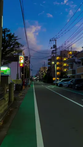 ブルーアワーの東京、道の先にきれいな雲がふわっと出てたよ。☁️ #vibe #japan #tokyo #street #aesthetic 