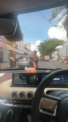 whos this nonchalant woman infront of my car😭