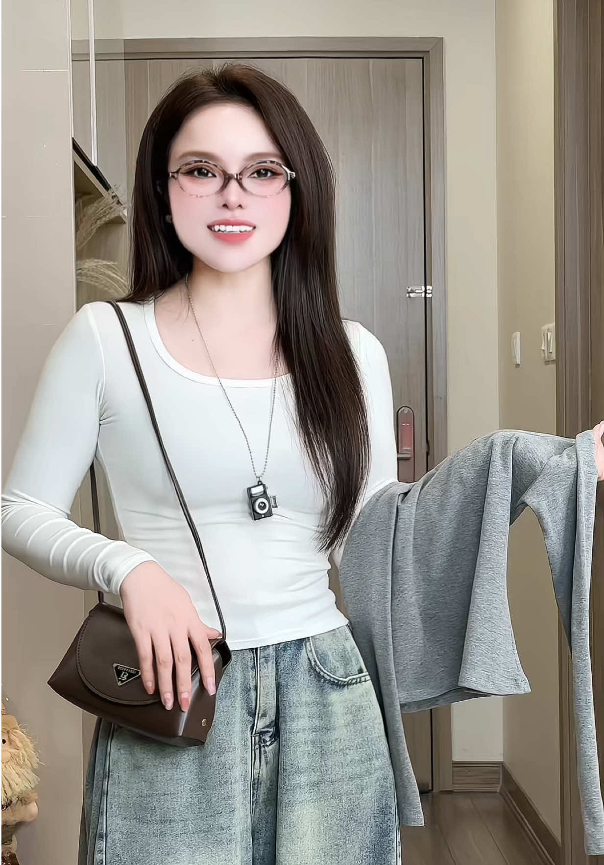 Áo thun cổ vuông Celido dài tay ôm body  tôn dáng . Áo này diện vừa chất vừa sang nữa😉 #gucuahue   #aothunnu   #aothun #aothundaitay #celido 