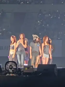 TWICE taking a bow after their first ever concert in Tzuyu's hometown Kaohsiung, Taiwan in 10 years! #twice #tzuyu #najeongmosajimidatzu #THISISFOR_KAOHSIUNG_D1 #TWICE_THISISFOR_WORLD_TOUR 