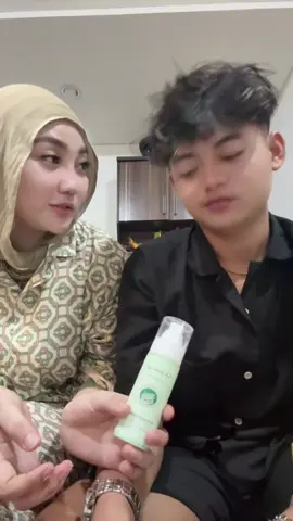 tuhh cowo jg bisa pake yaaa , toneup ini tuh pasti kepake, kalo kalian cari toneup ini solusinya co dikeranjang aja  #fypp #oilyoung #mahardikariswanda #angelitaseptianaa #toneup 