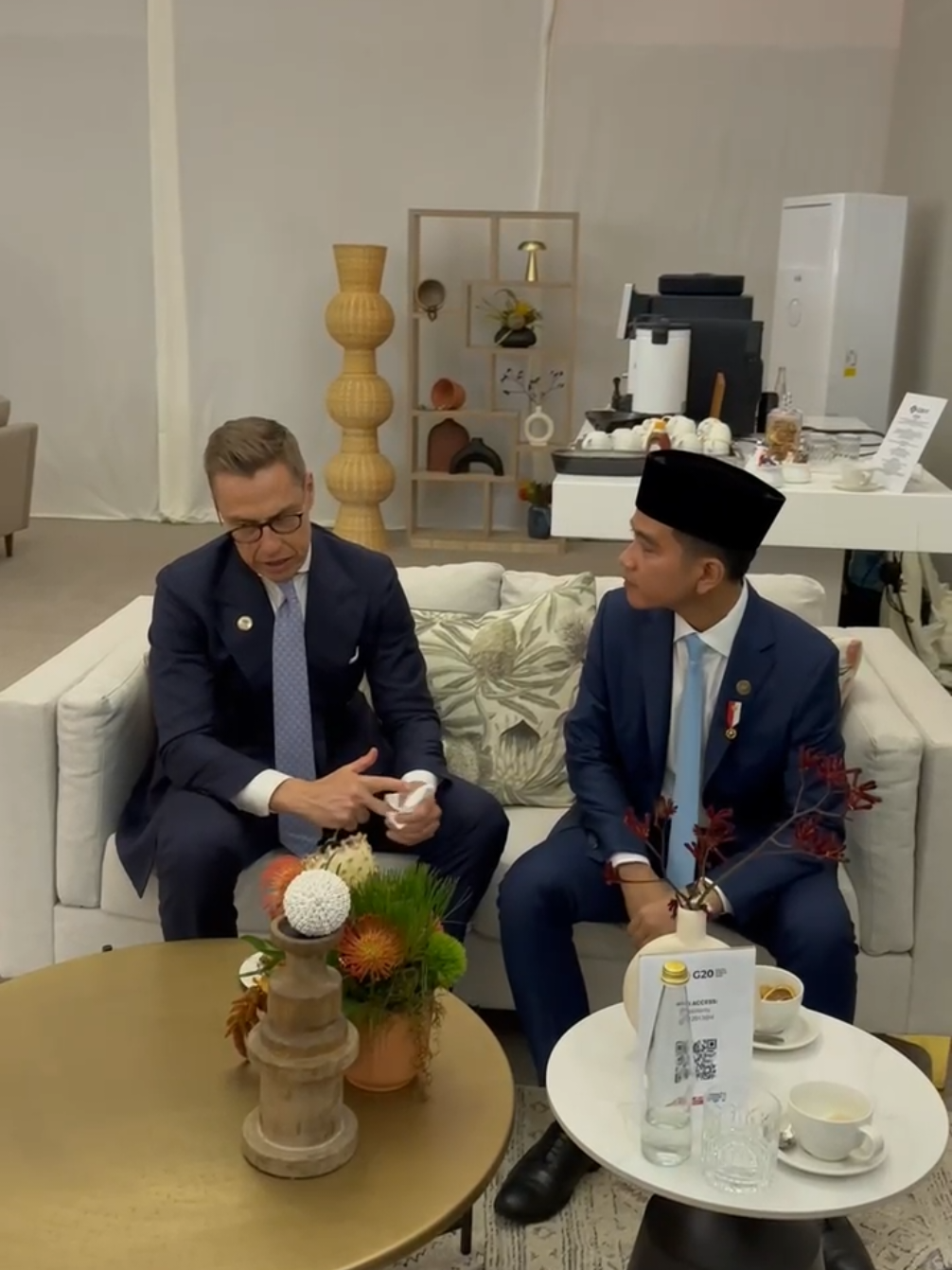Sedang diskusi bersama para menteri dan wamen, mas wp d datangi pres finlandia.. mau berdiskusi bersama #GibranG20Moment #G20WithGibran #GibranGoesSouthAfrica #GibranDiplomasiKelasDunia #IndonesiaTrendingAtG20