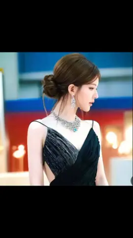 #zhaolusi #zhaolusi #foryoupage #fypシ  လူတွေအပေါ်စိတ်ထားကောင်းပြီး အရမ်းဖြူစေတဲ့ဒီနတ်သမီးလေးကိုအရမ်းတန်ဖိုထားတယ် အပြစ်ပြောစရာမရှိအပြစ်ကင်တဲ့ဒီအမျိုးသမီလေးကိုတန်ဖိုထားရတာဂုဏ်ယူတယ် သိတာပေါ့‌ေသချာကြည့်လိုက်ရင်ဘာတွေတွေ့ရလဲဆိုတာ တချို့က အပြစ်ပြောစရာမရှိတဲ့ဒီအမျိုးသမီးလေကို ဘယ်လိုလုပ်ရင်ကောင်းမလဲဆိုတာသိတယ်လေ သူမကအပြစ်မှမရှိတာအဲတိုင်းသူမကိုသွားပြောလို့ရမလာ တခုခုလုပ်ရမှာပေါ့အပြစ်ပြောလို့ရအော် သူမတစ်ယောဘဲလုပ်တဲ့အရာက တခြားလူသူမနဲ့တိုက်ဆိုင်ရင် သူများအရင်မြင်တာကသူမ သူမအပြောခံရတာပေါ့ တစ်ဖက်လူကဘယ်လိုပြန်တုန်ပြန်လဲ ထင်တာသူတယောဘဲလုပ်တက်တာလာ သူတယောဘဲလုပ်ရတာလာ သူတယောဘဲ၀တ်ရတာလာ သူတယောဘဲရှိတာလာ အဲလိုဖြစ်ပြီး သူမအပြောခံရပြီးပေါ့ လူတိုင်းမှာကိုယ်လုပ်ပိုင်ခွင့်နဲ့ကိုယ်ဘဲလေ အရင်ဆုံးတွေ့ဖူးမြင်ဖူးတာသူမမိုလို့ နောက်ထွက်လာတဲ့လူနဲ့တိုက်ဆိုင်တော အထင်လွဲခဲ့တာပါ ဘာမဟုပါဘူး တချို့ကဒီတယောမြင်ပြီး ဟုတယောလဲဒီလိုဘဲဆိုတောအထင်လွဲကြတာပါ 