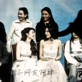 Có thể bên nhau mãi như thế này được không... Không cầu hứa hẹn nhiều điều, Không mong trời xanh mãi trong nắng hay mưa, Không mong tương lai phải rực rỡ như mơ, Chỉ mong tay này vẫn nắm tay kia, Chỉ mong từng nhịp thở còn nghe nhịp tim nhau, Bên nhau như thế này thôi, đã đủ ấm áp, đã đủ để gọi là hạnh phúc. #lingorm #หลิงออม #ormkornnaphat #linglingkwong 