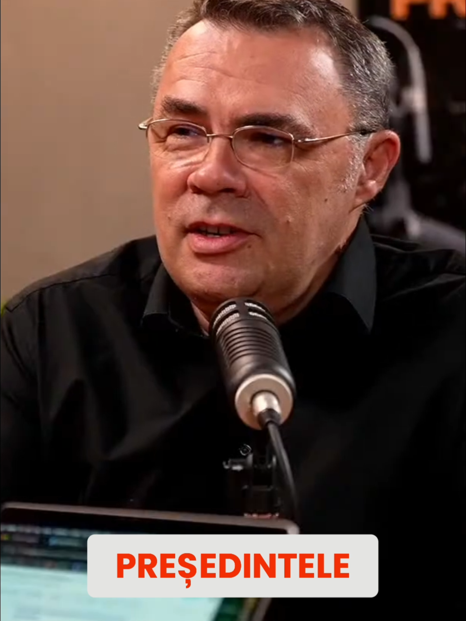 Reforma Administrativă? Poate, dar fără Bolojan! 👑 Există speranțe ca reforma administrativă să fie realizată în acest mandat? Concluzia sarcastică este: Da, dar numai după ce va fi scos Ilie Bolojan din joc! Alianța Anti-Reformă: Interesul majorității (inclusiv PSD, UDMR și, se pare, Președintele Nicușor Dan) nu este salvarea UAT-urilor falimentare, ci îndepărtarea Prim-Ministrului Bolojan. Sacrificiul: Bolojan a rămas aproape singur, alături de câțiva reformiști izolați. Planetele se aliniază pentru a-l scoate pe erou din funcție. Marele Final: Dacă Bolojan pleacă și reforma moare, ne îndreptăm spre o soluție de Guvern care ar putea necesita o uniune cu AUR.  #FriendlyFire #ReformaAdministrativa #Bolojan #NicusorDan #Sarcasm #UDMR #AUR #Guvern #MoiseGuran #VladPetreanu #BCR #EON