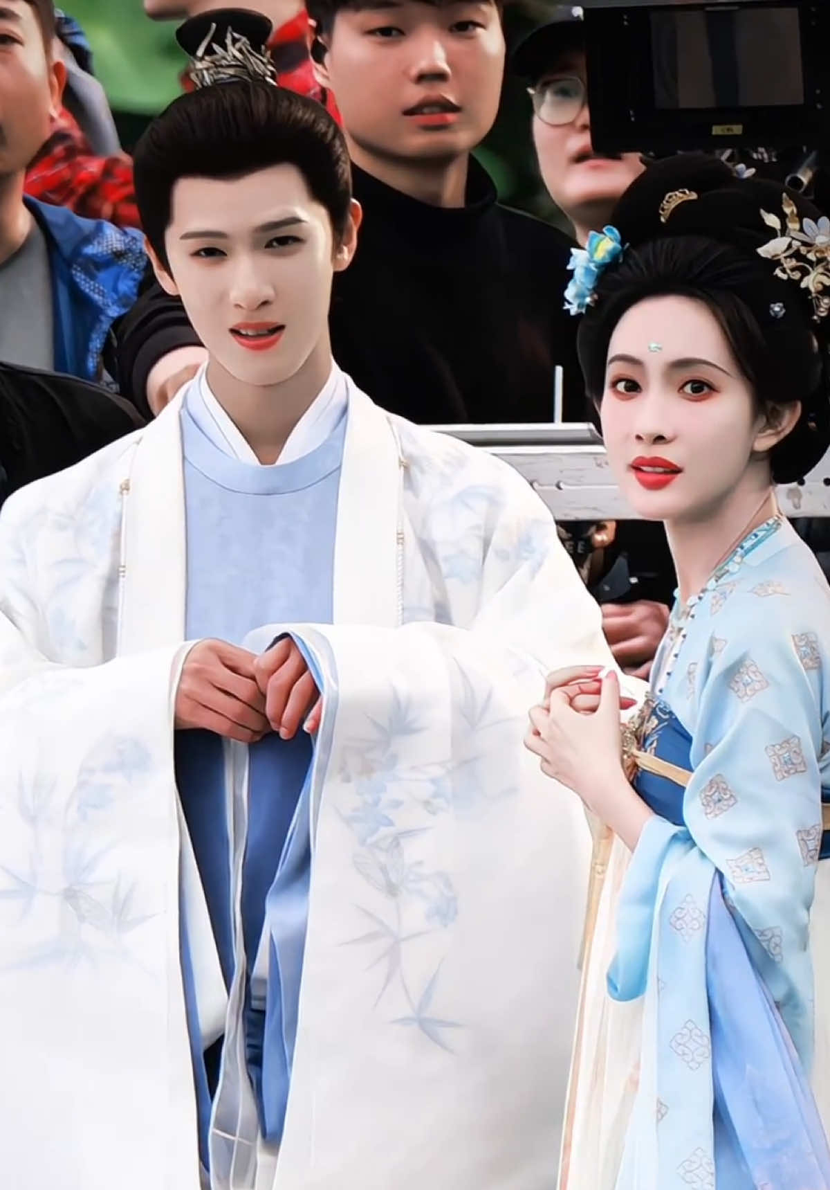 ตอนทำหน้าอึ้ง ยังเหมือนกันเลย 🤩 น่าจะเห็นรอยเตอร์ปีนต้นไม้ 🤣  #尚公主Tigerssnifftherose #昀牵孟绕 #赵赵默默เจาเจาโม่โม่ZhaozhaoMomo #หลี่อวิ๋นรุ่ยLiyunrui李昀锐 #เมิ่งจื่ออี้Mengziyi孟子义