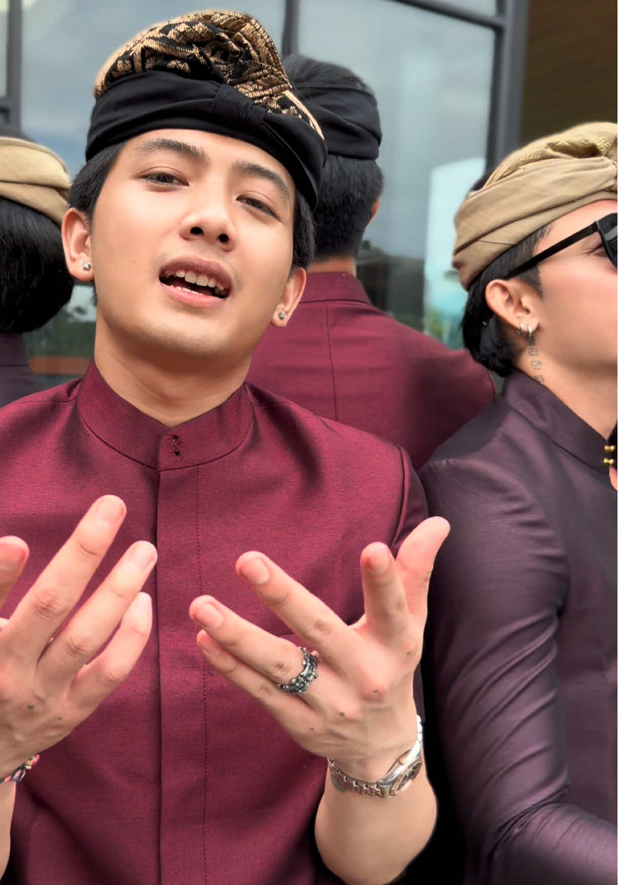 Pilih maroon atau wine??? 🧐🧐 mau baju safarinya?? Checkout di keranjang kuning ya… 🛒🛒 Eitss untuk saat ini modelnya belum bisa di checkout ya .. ❌ Punya mimin semua 🫵😋