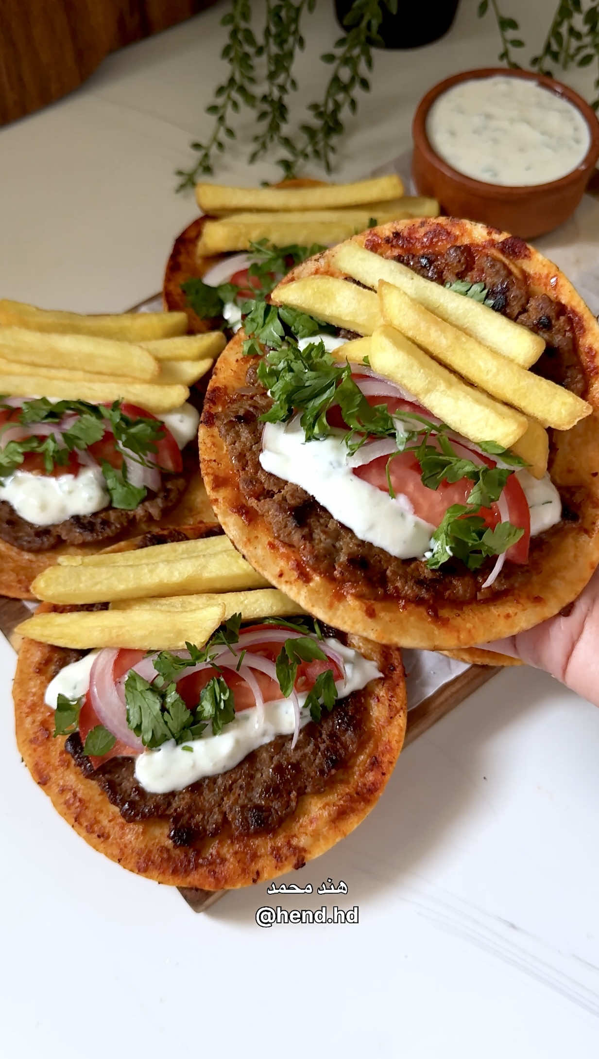 فطاير لحم اسرع والذ عشا او غداء للمزيد من الوصفات ضيفوني @hend.hd -الصوص: زبادي-خيار مفروم-طحينه-ثوم-ليمون-فلفل اسود-ملح-(ممكن ملعقه شبت مفروم لاتكثرو يطلع الذ) -لحم مفروم تبلته:ملح-فلفل اسود-ثوم بودر-بصل بودر-كمون -دهنت خبز تورتيا بمعجون فلفل وفردت اللحم حمرته في صاج مع اضافة زيت زيتون من الجهتين -عند التقديم اضفت صوص زبادي-طماطم-بصل-بقدونس-بطاط مقلي-شطه سايله