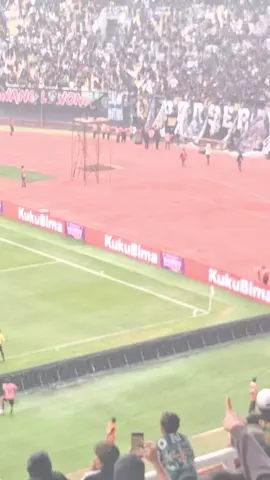 utara memanas 🔥 #persebayavsarema #grennord1927 