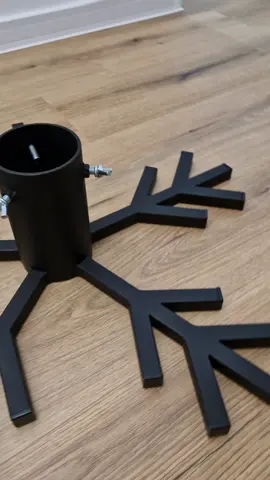 Dziś kolejny stojak na świąteczną choinkę, troszkę w innej konfiguracji. Chętnie wykonam więcej takich wedle życzenia klienta. #christmas #świeta #dekoracje #loft #spawanie 