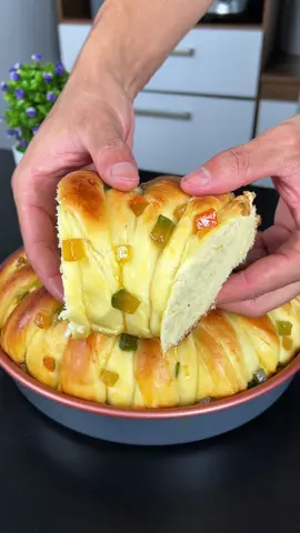 Today I'm going to reveal the recipe for this Christmas bread that turns out simply amazing, super soft and delicious. It melts in your mouth, impossible to resist. #Recipe #reels #video #bread #christmas 