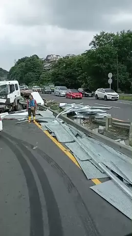 laka karambol di GT Gayamsari Semarang tanggal22 November 2025 pukul 12:57wib