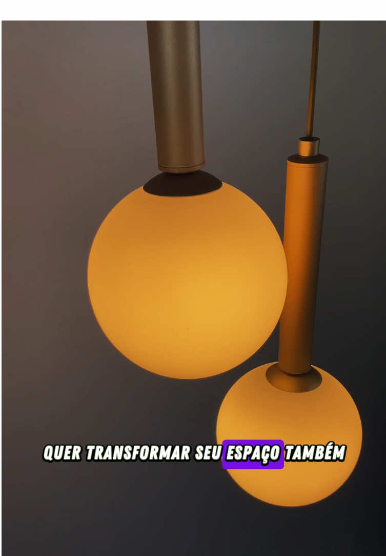 Pendente Jabuticaba Verona Duplo: a iluminação moderna que transforma qualquer ambiente com elegância imediata Você já percebeu como uma iluminação mal escolhida consegue apagar até a melhor decoração? Muitas pessoas investem em móveis, cores e objetos, mas continuam sentindo que algo “não conversa” no ambiente. É justamente aí que o Pendente Jabuticaba Verona Duplo entra como a peça que faltava. Imagine sua cozinha, bancada, quarto ou área gourmet ganhando profundidade, aconchego e personalidade. Com estrutura em alumínio, acabamento preto e dourado e globos de vidro em opções leitoso, âmbar, transparente ou fumê, ele cria aquele efeito visual sofisticado que valoriza qualquer projeto — do moderno ao clássico. Os cabos ajustáveis de 2 metros permitem instalação perfeita em qualquer pé-direito, enquanto o design minimalista traz presença sem pesar no visual. Ambientes que antes pareciam apagados se tornam mais acolhedores, elegantes e convidativos. É o tipo de luminária que não só ilumina, mas muda a percepção do espaço e faz sua decoração finalmente “fazer sentido”. Produzido com materiais premium, o Verona Duplo oferece durabilidade e qualidade real. E para garantir total tranquilidade, você conta com garantia do vendedor de 30 dias. Mas atenção: o estoque é limitado. Quando acaba, leva tempo para repor — e esse modelo é um dos mais procurados por arquitetos e decoradores. Garanta agora o toque de refinamento que seu ambiente merece. Acesse o link na bio e escolha sua versão favorita antes que acabe. #lustre #pendente #luminária #luminárias #luminariadeteto   