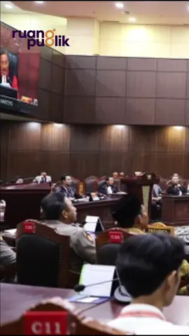 Putusan Mahkamah Konstitusi kembali mengubah peta kekuasaan di Indonesia. Mulai sekarang, anggota aktif Polri tidak boleh lagi menduduki jabatan sipil. Tidak bisa “ditugaskan”, tidak bisa “titipan”, dan tidak bisa “dual status”. Ini bukan sekadar masalah administrasi. Ini soal fondasi demokrasi: tentang batas antara aparat keamanan dan lembaga sipil, tentang konflik kepentingan, dan tentang bagaimana kekuasaan harus dibatasi agar tak menjadi alat dominasi. Selama ini, banyak jabatan sipil justru diisi oleh polisi aktif—dengan kewenangan ganda, akses informasi, dan pengaruh struktural yang tidak dimiliki ASN biasa. Putusan MK menegaskan: Indonesia bukan negara polisi. Kekuasaan publik harus dikendalikan oleh mekanisme sipil, bukan institusi bersenjata. Pertanyaannya sekarang: Apakah putusan ini akan benar-benar dijalankan? Apakah pemerintah siap menarik seluruh anggota Polri aktif dari jabatan sipil? Atau kita hanya akan melihat regulasi baru tanpa perubahan nyata? Ruang Publik IDN akan terus mengawasi. Karena demokrasi tidak akan bertahan tanpa publik yang bersuara. 🟥 Pantau terus perkembangan kebijakan publik, hukum, dan demokrasi Indonesia dengan follow @ruangpublik.idn. Mari nyalakan akal sehat setiap hari dengan konten yang selalu memihak pada kepentingan warga, bukan kekuasaan.