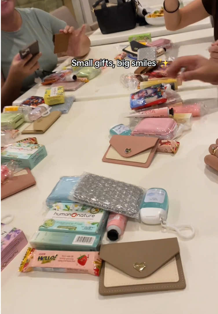 Doing the small gifts trend with friends🫶🏻✨ #smallgifttrend #smallgifts #fypage #fyppppppppppppppppppppppp #exchangegift 
