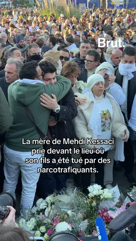 La mère de Mehdi Kessaci prie devant le lieu où son fils a été tué par des narcotrafiquants. #kessaci #mehdikessaci #aminekessaci #marseille #marseille13 