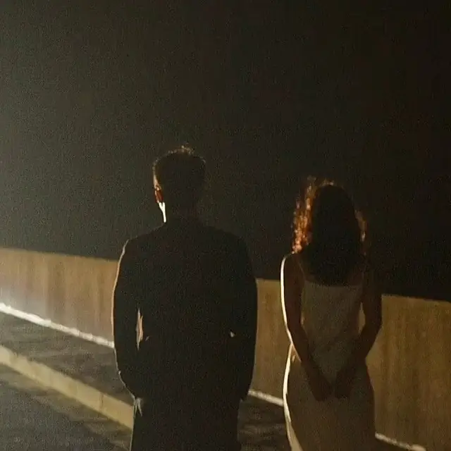 Waxay dhahaan, arwaaxdu waxay kulmeen markii la abuurey, markaas ayey is gacloodeen, is garabsadeen oo goob qura wada joogsadeen. Waxaan shaki ku jirin in abuurkooda kadib arwaax badan kala lumeen-nolol iyo geeriba. Tiiyoo ay jirto in ay haystaan fursado ay dib ugu midoobi doonaan maqanta iyo jiraalkaba. Marar badan ayey isku arkaan magaalooyinka, maqaaxiyaha, madxafyada, moolalka ama maktabadaha. Marar badan ayey si cod dheer u raadiyaan qofkooga maqan oo kaligood ku qayliyaan; Qofteydiiyeey/kiiyoow ku mee? Ama sidii Bruno Mars rajeeyaan in sidiisa cidda uu baadigoobayo xiddigaha u daawato oo; 