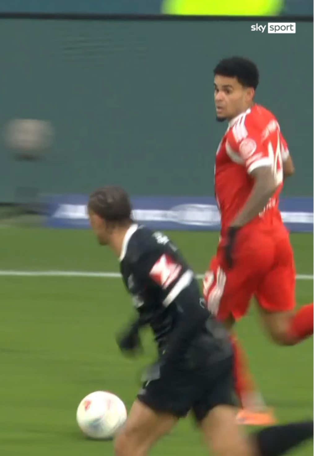 Díaz didn’t give up on that one… 🥵💪 #bundesliga #md11 #fussball #fcb #diaz 