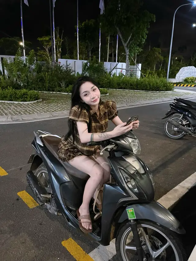 Gái trung phiên bản việt và chiếc si sừn VN😞