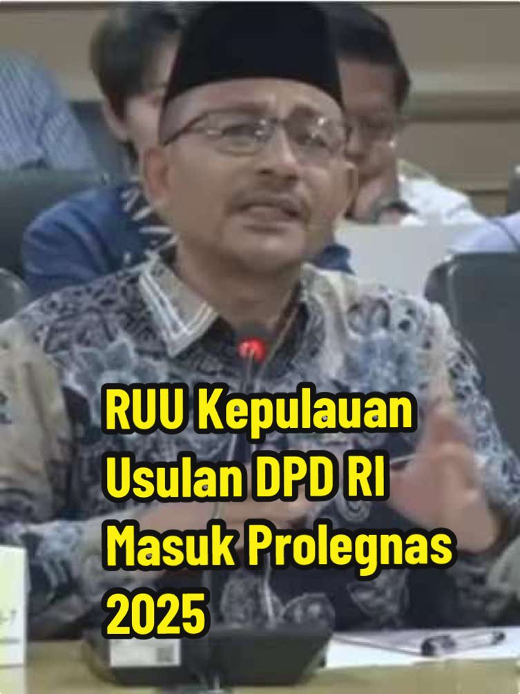 RUU Kepulauan Usulan DPD RI Masuk Prolegnas 2025, Selain UU PA — Haji Uma Tegaskan: Status Otsus Aceh Jangan Terusik Jakarta, 19 November 2025 — Dewan Perwakilan Daerah Republik Indonesia (DPD RI) terus memperkuat agenda legislasi nasional dengan mendorong percepatan sejumlah rancangan undang-undang prioritas. Salah satunya adalah RUU tentang Daerah Kepulauan, yang kini resmi masuk dalam Program Legislasi Nasional (Prolegnas) Prioritas Tahun 2025 sebagai bagian dari tujuh RUU usulan DPD RI yang diterima DPR RI untuk dibahas bersama pemerintah. Kepastian masuknya RUU tersebut ditegaskan melalui surat Ketua DPR RI kepada DPD RI tertanggal 12 November 2025. Surat ini merupakan tindak lanjut dari Rapat Pimpinan DPR RI pada 1 Oktober 2025 terkait surat Pimpinan DPD RI Nomor B/HM.03/2472/DPDRI/X/2025 mengenai penyampaian daftar RUU prioritas DPD RI. Dalam surat itu, DPR RI menyampaikan bahwa RUU Daerah Kepulauan akan dibahas bersama Presiden dalam Sidang DPR RI untuk memperoleh persetujuan bersama, serta meminta Presiden menunjuk menteri yang mewakili pemerintah dalam proses pembahasan. Melalui rapat khusus yang dipimpin PPUU dan Komite I, para senator dari provinsi-provinsi kepulauan kembali menegaskan komitmen percepatan pembahasan. DPD RI juga sedang menyiapkan Rapat Koordinasi Nasional Akselerasi Pembahasan RUU Daerah Kepulauan sebagai langkah strategis untuk mendorong penyelesaian legislasi. Sejalan dengan itu, Haji Uma juga menyoroti pentingnya percepatan pembahasan Undang-Undang Pemerintahan Aceh (UUPA) yang saat ini berada dalam pembahasan Badan Legislasi (Baleg) DPR RI. Penyempurnaan UUPA dinilai penting untuk memperkuat landasan hukum kewenangan Aceh sebagai daerah Otonomi Khusus, terutama dalam aspek politik, ekonomi, dan tata kelola pemerintahan. Haji Uma menilai pembahasan ini dapat menjadi momentum strategis untuk mempertegas posisi Aceh dalam struktur ketatanegaraan nasional. Dalam rapat pada 19 November 2025 yang dipimpin oleh Ketua PPU Dr. Abdul Kholiq dan Ketua Komite I Dr. Andi Sofyan, sejumlah anggota DPD RI menyoroti lambatnya proses legislasi RUU Daerah Kepulauan yang telah diusulkan sejak 2017 namun belum juga disahkan. Sikap paling tegas disampaikan anggota DPD RI asal Aceh, H. Sudirman atau Haji Uma, yang menegaskan bahwa pembahasan RUU tersebut tidak boleh mengusik atau mengurangi kewenangan Aceh sebagai daerah Otonomi Khusus. Ia menilai bahwa penyempurnaan substansi RUU harus mempertimbangkan dinamika terkini agar lebih relevan dan memiliki daya dorong legislasi yang kuat, tanpa bertentangan dengan ketentuan dalam Undang-Undang Pemerintahan Aceh. “RUU ini penting, tetapi jangan sampai mengusik kewenangan Aceh yang sudah diatur dalam UU Pemerintahan Aceh. Status Otsus Aceh harus dijaga,” tegas Haji Uma. Ia menambahkan, “Saat ini juga UUPA sedang dibahas di Baleg, ini sama-sama kita perjuangkan, semoga ini menjadi momentum untuk Aceh.” DPD RI turut menjelaskan bahwa terdapat tujuh RUU usulan DPD RI yang masuk dalam Prolegnas Prioritas Tahun 2025/2026. Ketujuhnya meliputi RUU Daerah Kepulauan dan RUU Bahasa Daerah sebagai usulan murni DPD RI dasar dari Komite I DPD RI serta lima RUU lainnya yang merupakan usulan bersama DPD RI dan DPR RI, yaitu Revisi UU Pemerintahan Aceh (UU PA), Revisi UU Pemerintahan Daerah, RUU Badan Usaha Milik Daerah (BUMD), RUU Masyarakat Hukum Adat, dan RUU Pengelolaan Perubahan Iklim. Seluruh RUU yang telah selesai disusun telah diserahkan kepada Pimpinan DPR RI untuk dibahas lebih lanjut bersama pemerintah. Dengan masuknya seluruh RUU tersebut dalam agenda Prolegnas, DPD RI berharap proses legislasi dapat berjalan lebih cepat dan responsif terhadap kebutuhan daerah, khususnya wilayah kepulauan dan daerah dengan kekhususan seperti Aceh.  #hajiuma #jejakhajiuma #dpdri #uupa #fypviral 