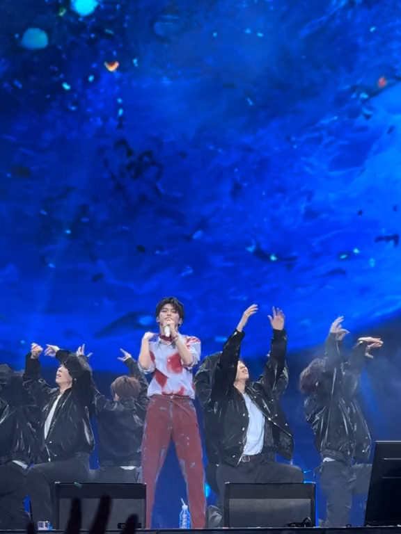 朋朋你也知道自己很可爱吧～萤火星球踢腿来也！#梓渝 #太湖湾音乐节#喜力星银太湖湾音乐节 #萤火星球 #极速小鱼 #梓渝音乐节 #fyp