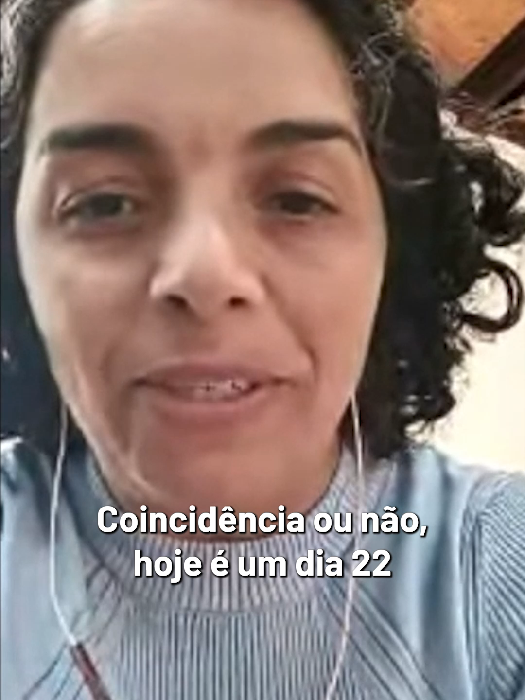 O ex-presidente Jair Bolsonaro (PL) foi preso na manhã deste sábado (22) pela Polícia Federal. Em nota, a PF informou que cumpriu “um mandado de prisão preventiva em cumprimento a decisão do Supremo Tribunal Federal”. Em regime domiciliar desde o dia 4 de agosto, Bolsonaro foi levado à Superintendência da PF após ser detido em sua casa por volta das 6h da manhã, em Brasília. Movimentos populares têm acompanhado a prisão do ex-presidente. Para a dirigente do MST, Ceres Hadich, o momento é observado com atenção: “Coincidência ou não, hoje é um dia 22 que nunca mais será o mesmo depois dessa data marcante, com a prisão preventiva do Jair Bolsonaro. A gente também tem um sentimento de alívio por todos os crimes que ele cometeu.” Segundo ela, o acompanhamento sobre os desdobramentos vai além do processo jurídico: “A gente olha para o que dialoga esse momento da prisão com os desfechos não só da condenação, mas também com os fatos políticos que possam derivar dele.” A dirigente aponta ainda que o bolsonarismo tenta disputar a narrativa pública: “Não é de se estranhar que eles tenham podido construir esse momento numa busca de dialogar com as suas bases, especialmente os bolsonaristas.” Saiba mais no #BdF