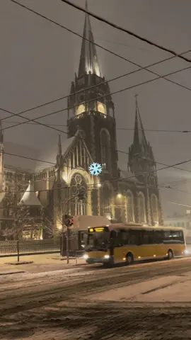 НЕХАЙ ПАДАЄ СНІГ ПАДАЄ СНІГ!!!!!!