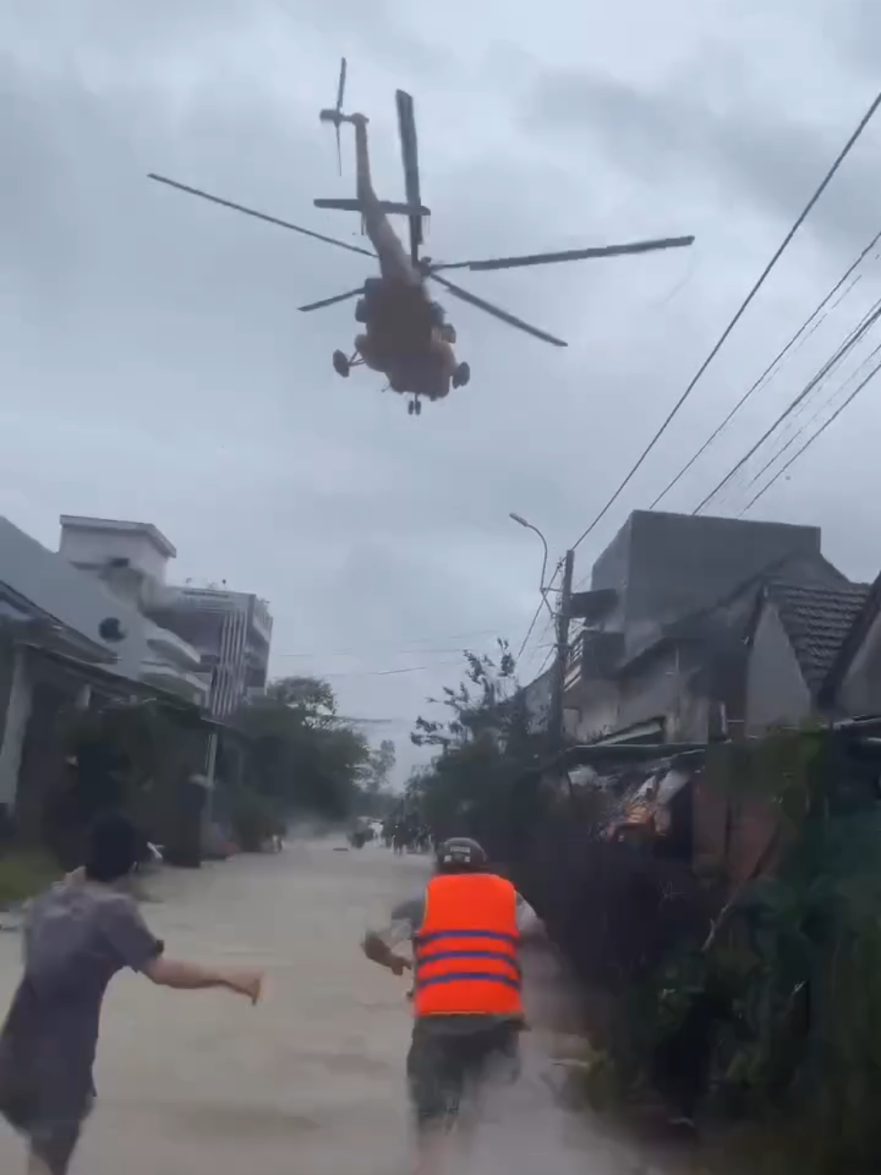 Nghẹn ngào hình ảnh bà con thị xã Đông Hòa (Phú Yên cũ) được trực thăng tiếp lương thực #bão #bãolụtmiềntrung #fyp #viral #xuhuong 