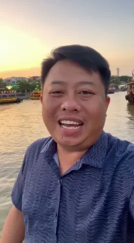 Lễ hội Văn hóa sông nước Cần Thơ là một sự kiện nhằm tôn vinh văn hóa sông nước, quảng bá du lịch và phát triển kinh tế địa phương. Lễ hội năm 2025 sẽ diễn ra từ ngày 27/12/2025 đến 1/1/2026 với chủ đề “Cần Thơ - Sắc màu sông nước”. Các hoạt động nổi bật bao gồm khai mạc lễ hội, diễu hành “Sắc màu sông nước” trên bộ và sông Hậu, tái hiện nhịp sống miền Tây trên bến dưới thuyền, cùng nhiều trải nghiệm văn hóa chợ nổi và du lịch cộng đồng#lehoisongnuoc #cantho #lehoisongnuoccantho 