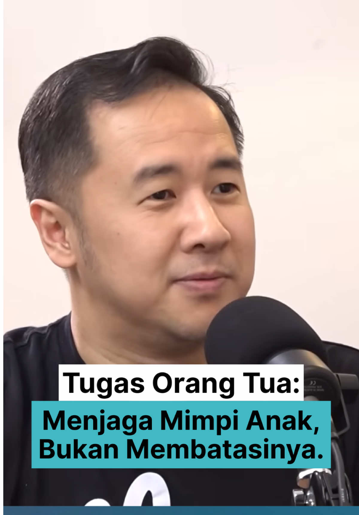 Kadang mimpi anak bukan hilang… tapi dipatahkan duluan oleh orang dewasa. Dan obrolan ini bakal bikin kamu mikir ulang soal cara kita sebagai orang tua ngomong ke anak. Tonton video selengkapnya di YouTube Daniel Mananta Network - Rahasia Parenting ala Denny dan Melanie yang Membantuk Anak Hebat — Daniel Tetangga Kamu #BrainBoost #GelombangTumbuh #PodcastIndonesia #Mindset #Parenting