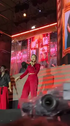 Hào quang Mỹ Tâm tại The Jolly Day của Jollibee tối nay bừng choáy cỡ này muốn ra svđ Mỹ Đình quẩy liền thôi hây hây hây hây #MyTam #yeuchixaorau #liveconcertMyTam #MyTamJollibee #haoquangmytam 