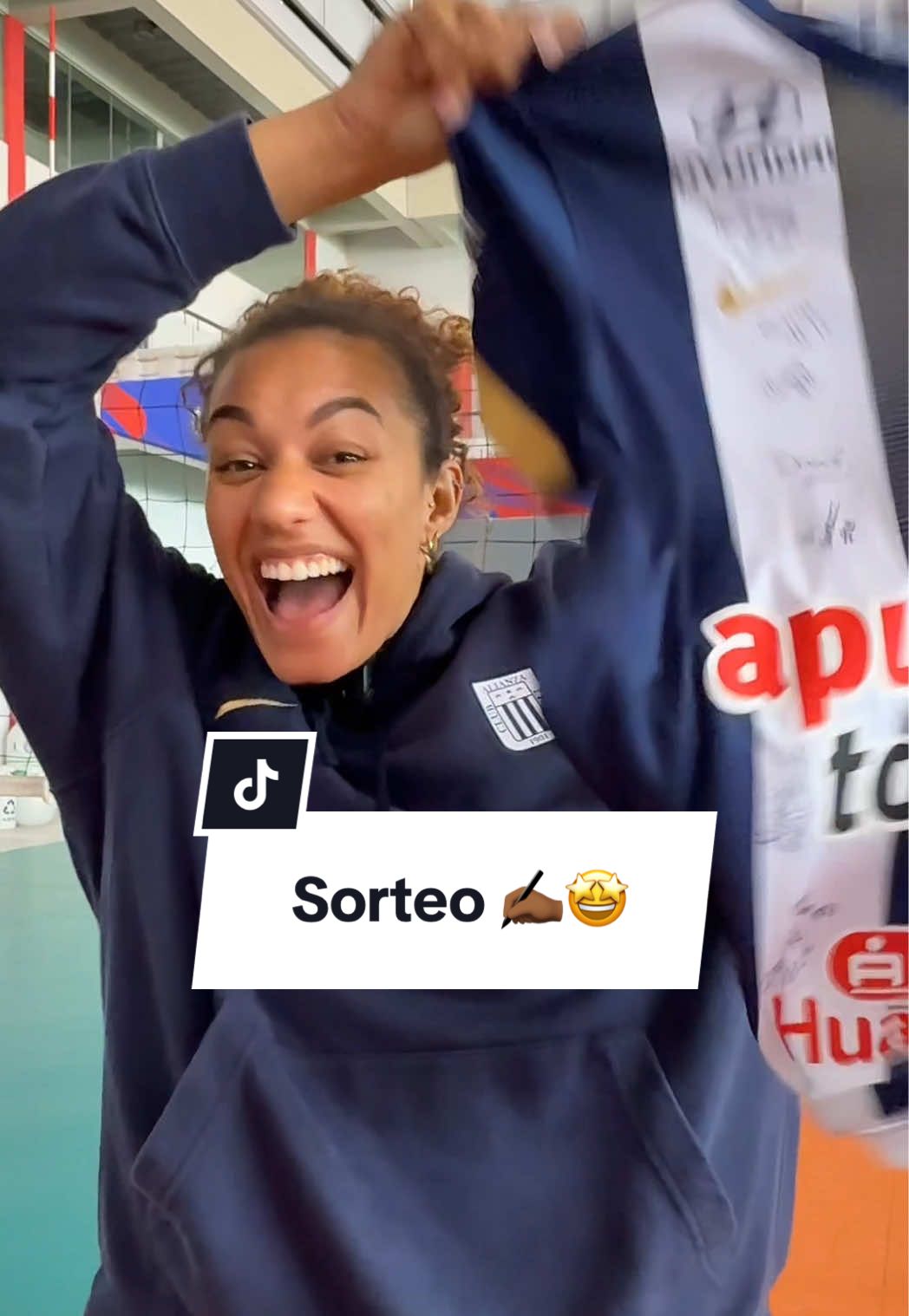 🎉 SORTEO 🎉 Puedes ganar una camiseta autografiada por las Bicampeonas 🤩✍🏾 Para participar síguenos y comenta #BicampeonasConCorazón 💙 *️⃣ Participa hasta el sábado 29 de noviembre.  #AlianzaLimaVoley #AlianzaLima #fyp #volleyball 