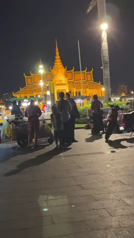 金边王宫很热闹，湄公河沿岸风景优美。