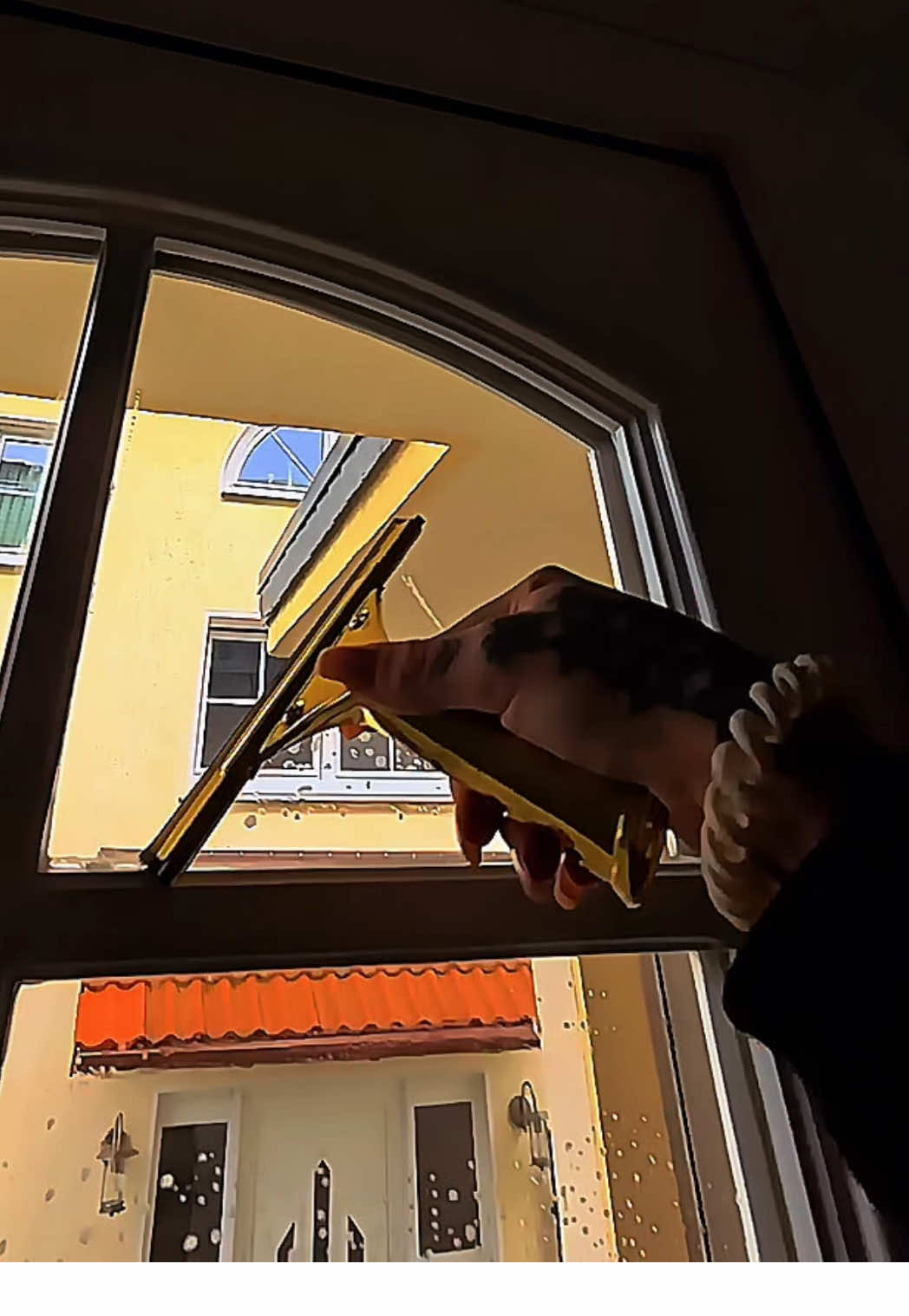 Glasreinigung bei Sprossenfenstern oder Türen, wie reinigt ihr sie? So wie ich oder poliert ihr sie aus? 😋 Wer kennt denn noch butzenfenster ? 🙈  @WINDOWZ.IT  #fensterputzen #windowcleaning #selbstständig #fensterreinigung #cleaningtiktok 
